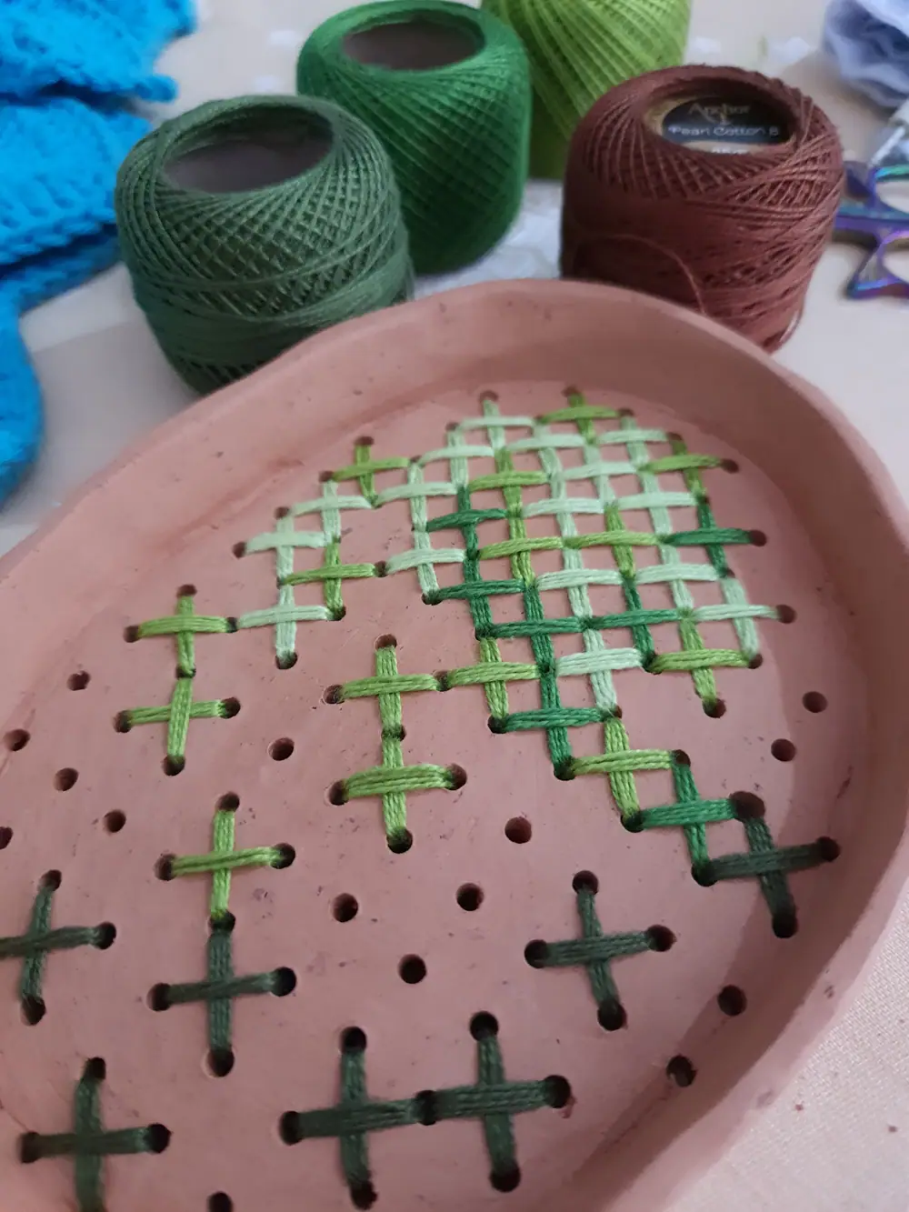Cerâmica bordada com fio de algodão